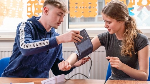 2 students practicing testing blood pressure