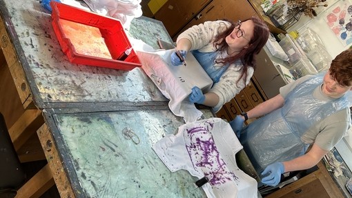 Art students tie-dying