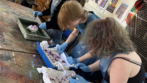 Art students tie-dying