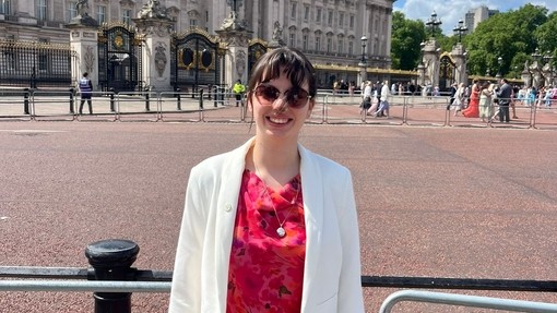 Lowri in London outside the palace a little bit of a distance away