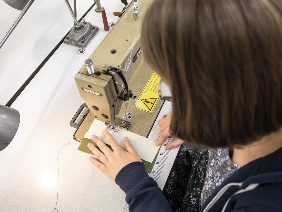 A student uses a sowing machine.