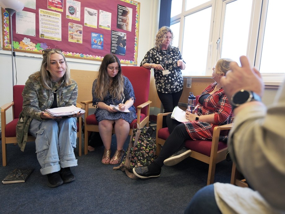 Students discuss counselling. 