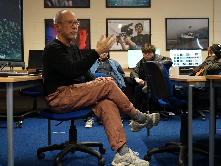 Expert explaining something in the classroom with hand gestures