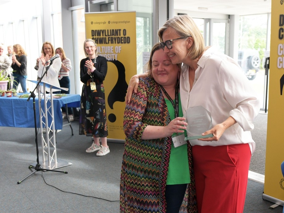 Amy Nisbet being awarded at teaching and learning award by female executive