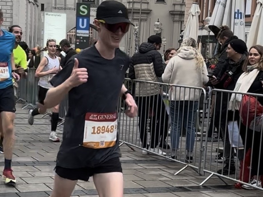 Owain Gravell running in Munich half marathon giving a thumbs up