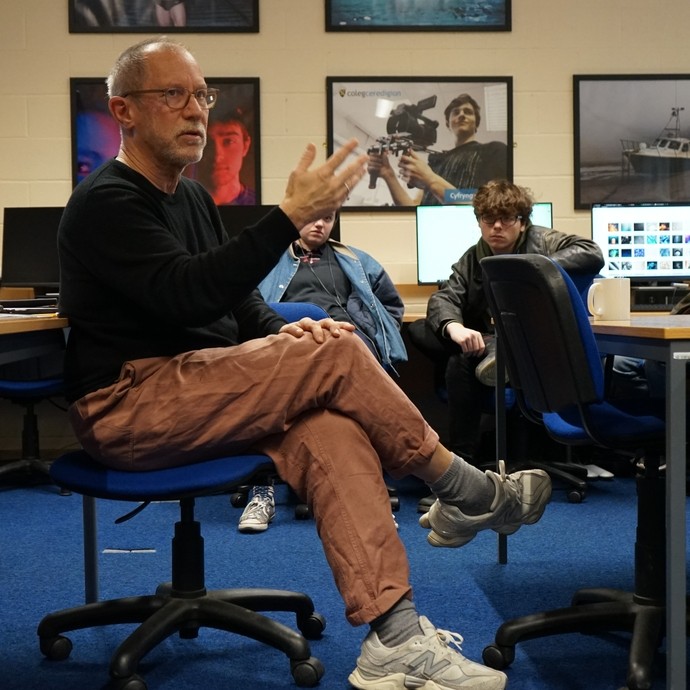 Expert explaining something in the classroom with hand gestures